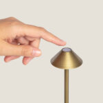 Lampe à poser extérieure en métal laiton, abat-jour conique sur tige