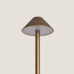 Lampe à poser en métal laiton, abat-jour conique et tige fine