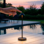 Lampe à poser extérieure noire en métal, tige fine et abat-jour conique, éclairage chaud