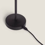 Lampe à poser noire en métal, base ronde avec câble de recharge USB-C