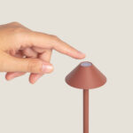 Lampe à poser extérieure couleur terre cuite en métal, abat-jour conique sur tige fine