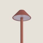 Lampe à poser couleur terre cuite, tige métallique verticale et abat-jour conique