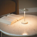 Lampe à poser beige en métal avec tige fine et abat-jour circulaire, éclairage LED chaud