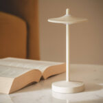 Lampe à poser beige en métal, base ronde et abat-jour plat