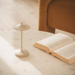 Lampe à poser beige en métal mat, tige fine et abat-jour rond