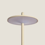 Lampe à poser beige en métal avec tige fine et abat-jour circulaire plat