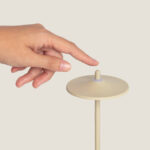 Lampe à poser beige à tige fine et abat-jour circulaire plat, finition mate