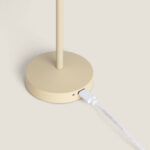 Lampe à poser métal beige, socle rond avec câble de charge branché