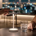 Lampe à poser LED blanche métal, base et abat-jour ronds, tige cylindrique, portable rechargeable