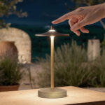 Lampe à poser LED extérieure métal laiton, finition mate, pied cylindrique et abat-jour plat, commande tactile