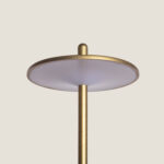 Lampe à poser en métal finition laiton, abat‑jour circulaire plat et tige verticale