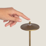 Lampe à poser métal laiton, abat-jour disque plat sur tige fine