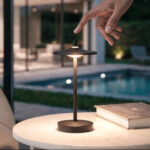 Lampe à poser LED extérieure noire en métal, pied fin et abat-jour disque