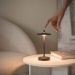 Lampe à poser LED en métal noir, tige fine et abat-jour plat, éclairage directionnel