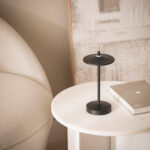 Lampe à poser noire en métal, socle rond, tige fine et abat-jour disque