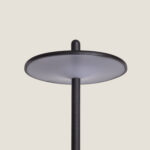 Lampe à poser extérieure noire en métal avec diffuseur circulaire plat et tige verticale