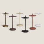 Lampe à poser en métal, design fin à abat-jour plat, six coloris visibles (noir, blanc, terre cuite, brun, beige, laiton)