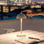 Lampe à poser beige métal, abat-jour en dôme, tige fine et base ronde, portable pour extérieur