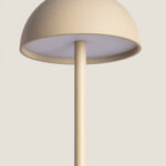 Lampe à poser beige en métal, abat-jour en dôme et pied tubulaire