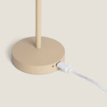 Lampe à poser beige métal socle rond avec port de charge USB et câble branché