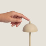 Lampe à poser beige en métal forme dôme sur tige fine avec bouton supérieur