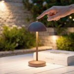 Lampe à poser brun en métal, abat-jour demi-sphère et pied fin, commande tactile sur le dessus