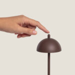 Lampe à poser brun métallique en forme de dôme sur tige, commande tactile