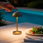 Lampe à poser laiton, abat-jour en dôme, pied et socle métalliques, portable sans fil