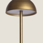 Lampe à poser en métal finition laiton, abat-jour dôme avec diffuseur blanc