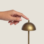 Lampe à poser laiton finition brossée, abat-jour dôme et pied fin