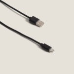 Câble USB-A vers USB-C noir avec connecteurs métalliques, câble de charge plat