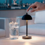 Lampe à poser LED noire en métal, abat-jour dôme, tige et base rondes