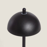 Lampe à poser noire en métal, abat-jour dôme texturé sur tige fine