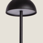 Lampe à poser noire en métal, abat-jour dôme finition mate et tige fine