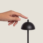 Lampe à poser noire métal, abat-jour demi-sphère mat sur tige fine