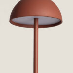 Lampe à poser terre cuite métal mat, abat-jour dôme et tige fine verticale