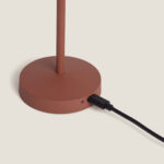 Lampe à poser terre cuite métal mat base ronde avec câble de recharge branché
