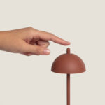 Lampe à poser en métal terre cuite, abat-jour dôme mat sur tige fine