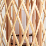 Lampe à poser rotin naturel, structure ajourée en croisillons et diffuseur blanc cylindrique