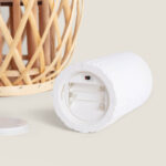 Lampe à poser rotin, socle cylindrique blanc avec compartiment piles ouvert