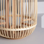 Lampe à poser rotin naturel, structure en lattes verticales et base ronde en bois