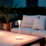 Lampe à poser LED portable blanche, base métal et abat-jour transparent, pour extérieur sur table