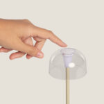 Lampe à poser LED beige métal, abat-jour dôme transparent, tige fine et petit bouton blanc