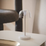 Lampe à poser blanche avec abat-jour transparent en dôme, socle rond