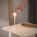 Lampe à poser blanche métal avec abat-jour transparent en dôme et socle rond