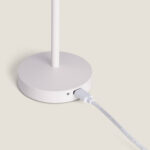 Lampe à poser blanche en métal, base ronde avec port de recharge et câble branché