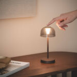 Lampe à poser LED marron fumé en métal, abat-jour semi-transparent, pied rond, commande tactile