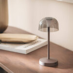 Lampe à poser abat-jour translucide fumé, pied et base métal brun mat en forme de champignon