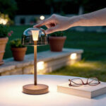 Lampe à poser LED extérieure, pied métal brun et abat-jour dôme en verre fumé