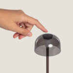 Lampe à poser dôme fumé brun sur tige métal avec bouton supérieur